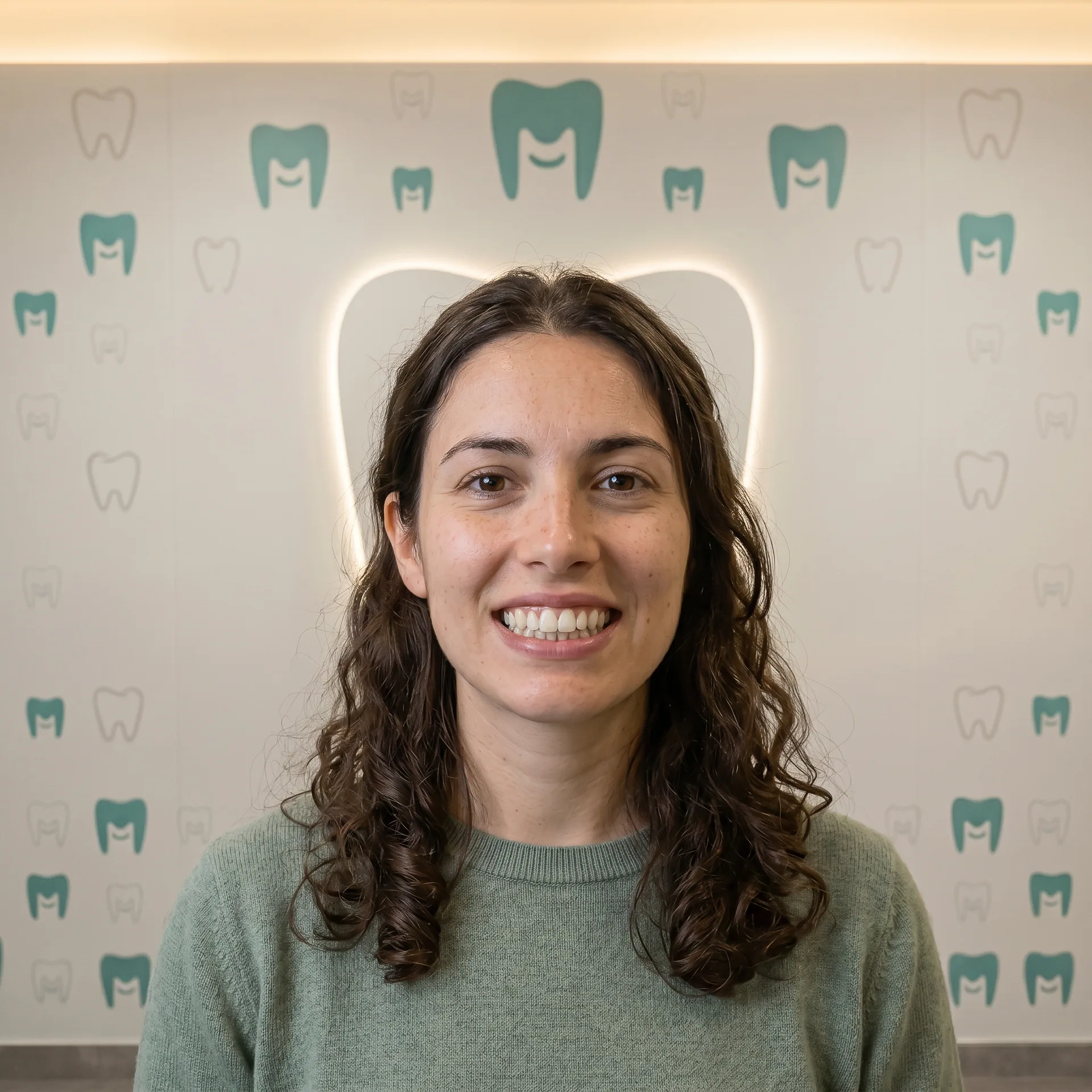 Caso de ortodoncia invisible MAKEDA smile. después — apiñamiento corregido