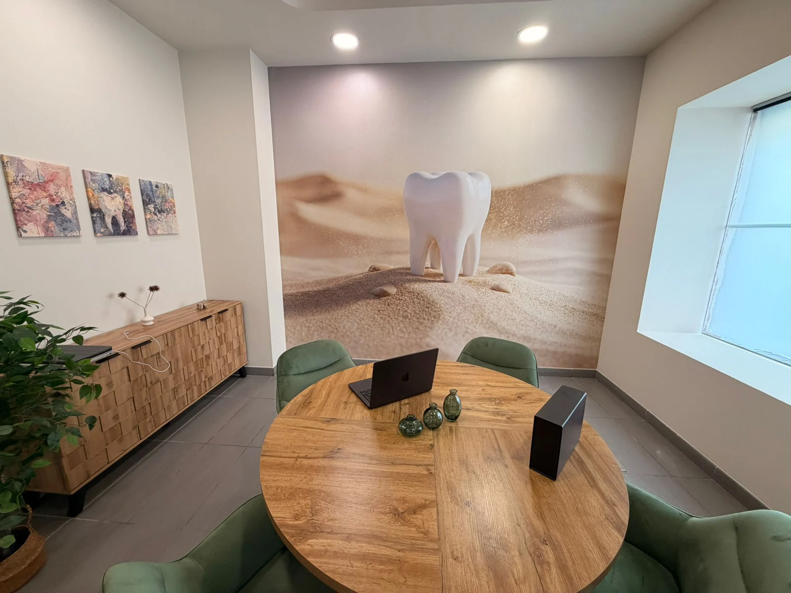 Sala de consulta de MAKEDA Elche donde se explica el plan de tratamiento