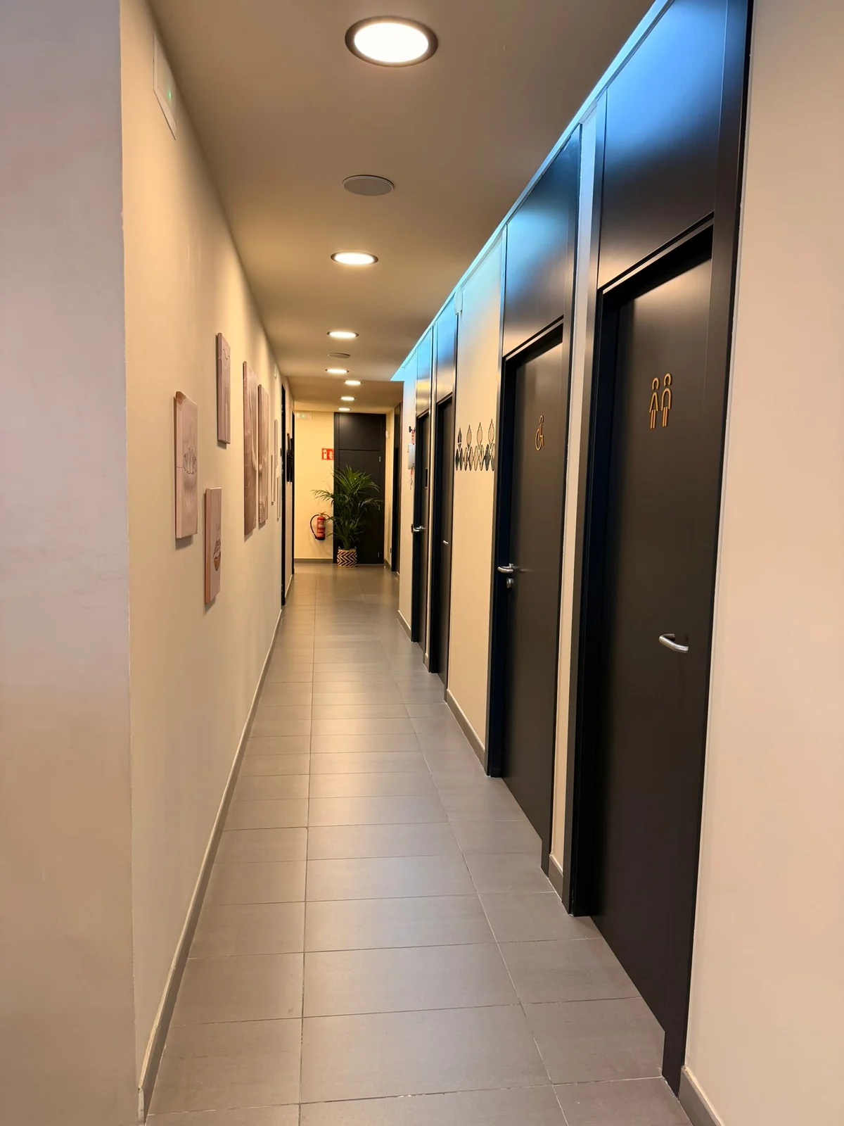 Pasillo de MAKEDA Elche con acceso a los gabinetes y al quirófano